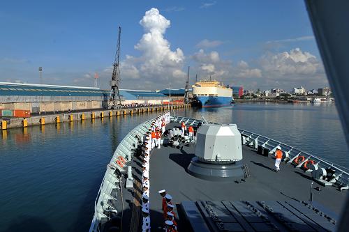 3月26日,中國(guó)海軍第七批護(hù)航編隊(duì)“舟山”艦緩緩駛?cè)胩股D醽嗊_(dá)累斯薩拉姆港碼頭。 中國(guó)海軍第七批護(hù)航編隊(duì)“舟山”艦和“徐州”艦當(dāng)天上午駛抵達(dá)累斯薩拉姆港,開始對(duì)坦桑尼亞進(jìn)行為期5天的正式友好訪問(wèn)。 新華社記者范軍威攝