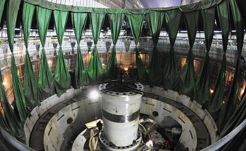 3月30日,工人在三峽地下電站安裝中的30號(hào)機(jī)組內(nèi)施工。新華社發(fā)(鄭家裕 攝)