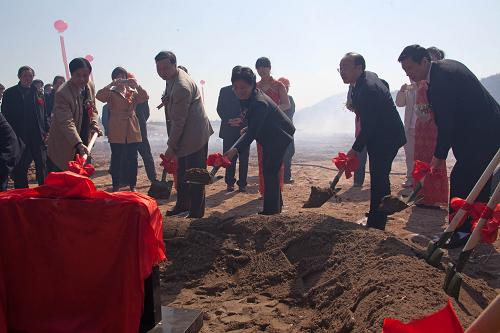 3月30日,嘉賓鏟土為“海洋科技島”——摘箬山科技示范島建設(shè)工程暨浙江大學(xué)外海實(shí)試基地科研大樓奠基。新華社發(fā)(陳炳群 攝)