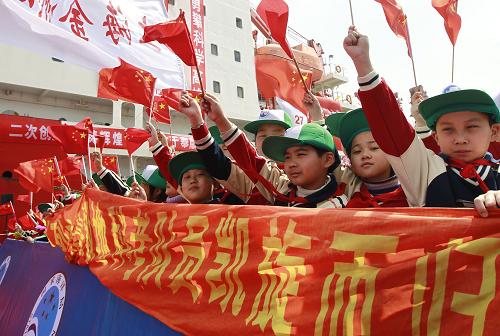 4月1日,上海金洲小學(xué)的少先隊員歡迎歸來的科考隊員和船員。新華社記者 裴鑫 攝