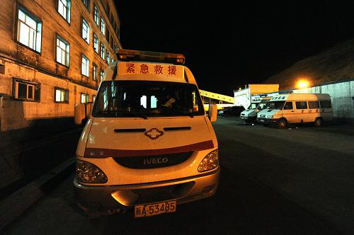 4月2日22時(shí)30分左右,抵達(dá)事發(fā)地點(diǎn)的礦山救援車輛參與救援工作。當(dāng)日13時(shí)8分,位于烏魯木齊達(dá)坂城區(qū)艾維爾溝礦區(qū)的新疆焦煤集團(tuán)主焦煤分公司一處改擴(kuò)建礦井2130煤礦副井發(fā)生事故,導(dǎo)致正在井下作業(yè)的中煤三建71工程處的10名工人被埋井下。事故初步判定為煤與瓦斯突出事故。發(fā)生事故的礦井2008年經(jīng)自治區(qū)批準(zhǔn)由30萬(wàn)噸擴(kuò)建為90萬(wàn)噸,目前項(xiàng)目正在施工中。截至記者發(fā)稿時(shí),救援工作還在加緊進(jìn)行。