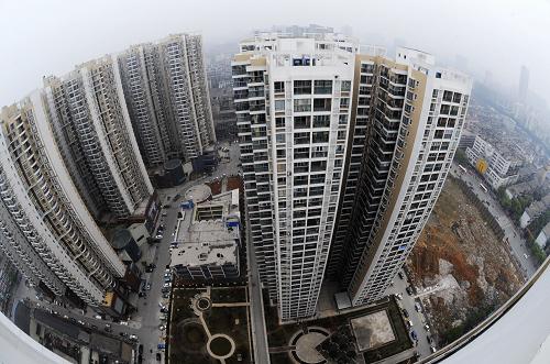 這是長沙市主城區(qū)一處新建的保障房小區(qū)(4月5日攝)。記者日前從長沙市保障性安居工程建設(shè)工作會議上獲悉,2011年,長沙市保障性安居工程建設(shè)的總?cè)蝿?wù)正式確定為37592戶(套),其中新建(籌集)廉租房7288套,新增公共租賃房8362套,新增經(jīng)濟適用住房5000套,新增發(fā)放廉租住房租賃補貼1000戶,完成城市棚戶區(qū)改造11000戶,完成國有工礦棚戶區(qū)改造4942戶。
