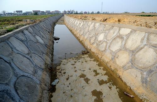 新建縣聯(lián)圩鄉(xiāng)肖淇村一大型灌溉水渠出現(xiàn)干涸(4月8日攝)。新華社記者 周科 攝