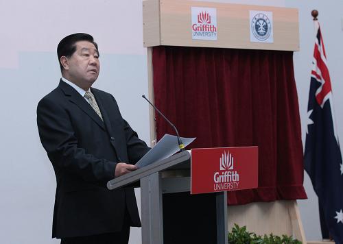 4月9日,全國政協(xié)主席賈慶林在澳大利亞布里斯班出席格里菲斯大學(xué)旅游孔子學(xué)院揭牌儀式并致辭。新華社記者 龐興雷 攝