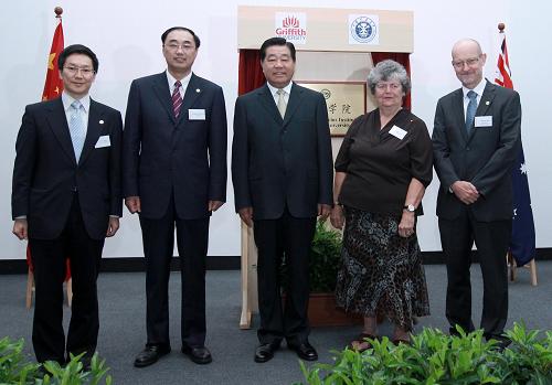 4月9日,全國政協(xié)主席賈慶林在澳大利亞布里斯班出席格里菲斯大學(xué)旅游孔子學(xué)院揭牌儀式并致辭。這是揭牌儀式后合影。新華社記者 龐興雷 攝