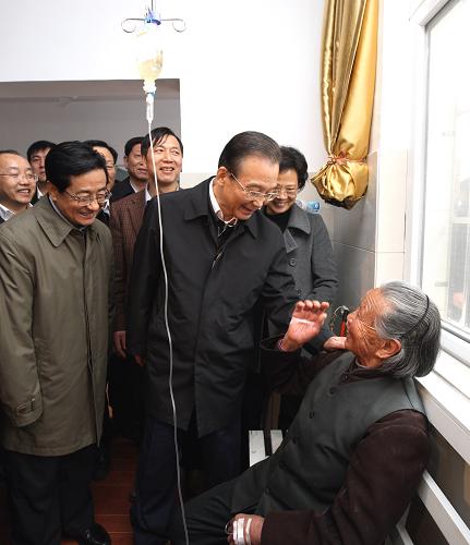 近日,中共中央政治局常委、國(guó)務(wù)院總理溫家寶在浙江就經(jīng)濟(jì)運(yùn)行情況進(jìn)行調(diào)研。這是4月8日,溫家寶在舟山市樟州村衛(wèi)生所考察時(shí)看望正在這里治療的村民。新華社記者姚大偉攝