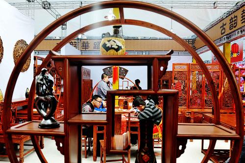4月15日,幾位客商在一家具展區(qū)了解情況。當(dāng)日,為期3天的第八屆哈爾濱國際家具暨木工機(jī)械展覽會在哈爾濱國際會展體育中心開幕。本屆展會展出面積46000平方米,來自上海、北京、浙江、江蘇等15個省區(qū)市的220余家企業(yè)參展。展會設(shè)有實(shí)木家具、板式家具、辦公家具、軟體家具、原輔料、家具設(shè)計、家具人才信息交流、室外特色活動八大展區(qū)。
