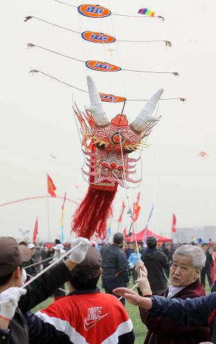 4月17日,在第28屆濰坊國(guó)際風(fēng)箏會(huì)上,參賽代表隊(duì)放飛巨龍風(fēng)箏。當(dāng)日,第28屆濰坊國(guó)際風(fēng)箏會(huì)放飛比賽在浮煙山放飛場(chǎng)舉行。據(jù)悉,共有來自25個(gè)國(guó)家和地區(qū)的多支代表隊(duì)參加本屆風(fēng)箏會(huì)。新華社發(fā)(孫樹寶 攝)