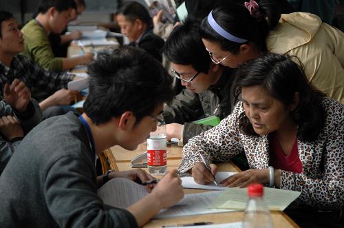 4月17日,選中經(jīng)濟適用住房的選房者正在簽訂購買經(jīng)濟適用房意向書。新華社記者 鞠煥宗 攝