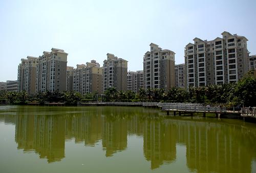 圖為海口市一處樓盤(4月11日攝)。記者從海南省住房和城鄉(xiāng)建設(shè)廳獲悉,一季度海南省商品住房成交量明顯下降,調(diào)控政策執(zhí)行效果逐步顯現(xiàn)。據(jù)統(tǒng)計,一季度海南省房地產(chǎn)開發(fā)投資完成128.04億元,同比增長30.9%,比去年一季度增幅回落了106個百分點,商品住房銷售面積222.55萬平方米,同比下降23.3%。新華社記者 侯建森 攝