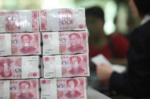 中國農業(yè)銀行云南省昆明市北京路支行員工在辦理業(yè)務(4月6日攝)。4月17日,中國人民銀行宣布從21日起,上調存款類金融機構人民幣存款準備金率0.5個百分點。這是央行今年以來第四次上調存款準備金率。此次上調之后,大中型金融機構存款準備金率達20.5%的歷史高位。新華社發(fā)(梁志強 攝)