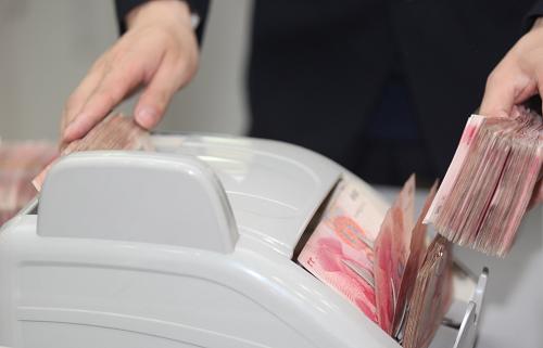 中國農業(yè)銀行云南省昆明市北京路支行員工在辦理業(yè)務(4月6日攝)。新華社發(fā)(梁志強 攝)