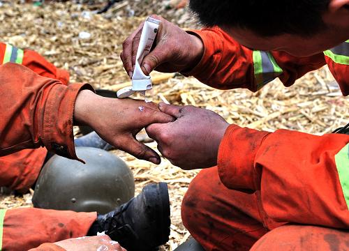 4月17日,參加滅火工作一名戰(zhàn)士在幫助戰(zhàn)友涂抹燙傷膏。新華社記者 楊世堯 攝
