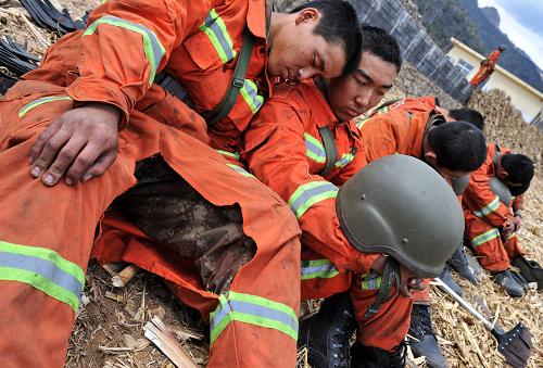 4月17日,參加滅火工作戰(zhàn)士就地休息。新華社記者 楊世堯 攝