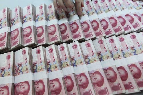 江蘇省贛榆縣一家銀行的工作人員在清點人民幣(3月19日攝)。新華社發(fā)(司偉 攝)