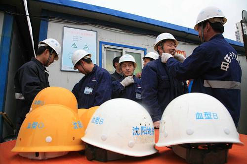 4月18日,在沈陽地鐵2號(hào)線沈陽市圖書館站施工現(xiàn)場,工作人員在核對發(fā)放印有血型印記的安全帽。從3月份起,沈陽地鐵開始為建設(shè)者集中采集血樣,以便為他們配發(fā)印有個(gè)人血型信息的全帽上。截至當(dāng)日,這種血型信息安全帽配發(fā)完畢。這種安全帽可以幫助醫(yī)生在發(fā)生意外事故時(shí)快速了解農(nóng)民工個(gè)人信息,及時(shí)采取救助措施。新華社發(fā)(黃金崑 攝)