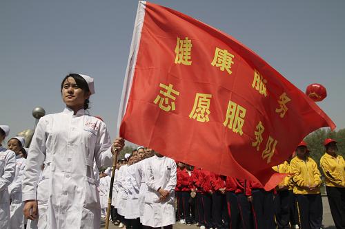 這是4月19日在啟動(dòng)儀式現(xiàn)場(chǎng)拍攝的由醫(yī)療部門組織的健康服務(wù)志愿服務(wù)隊(duì)。新華社發(fā)(王九忠 攝)