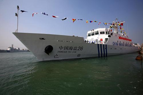 4月22日,千噸級(jí)巡航執(zhí)法船“中國(guó)海監(jiān)26”在青島正式列編中國(guó)海監(jiān)北海總隊(duì)船舶序列,這也標(biāo)志著中國(guó)海監(jiān)船舶項(xiàng)目二期工程1000噸級(jí)Ⅱ型的四艘海監(jiān)船已全部建造完成并投入使用。據(jù)介紹,“中國(guó)海監(jiān)26”船總重1125噸,最大航速20節(jié),續(xù)航力5000海里,擁有先進(jìn)的衛(wèi)星通信和導(dǎo)航設(shè)備及全船網(wǎng)絡(luò)及監(jiān)控系統(tǒng),動(dòng)力系統(tǒng)采用曼恩雙柴油機(jī)和單變螺距可調(diào)槳推進(jìn),船舶具有航行速度快、機(jī)動(dòng)性能好和快速反應(yīng)能力強(qiáng)等特點(diǎn),是中國(guó)海監(jiān)系列船舶中設(shè)計(jì)速度最快的千噸級(jí)公務(wù)船。新華社發(fā)