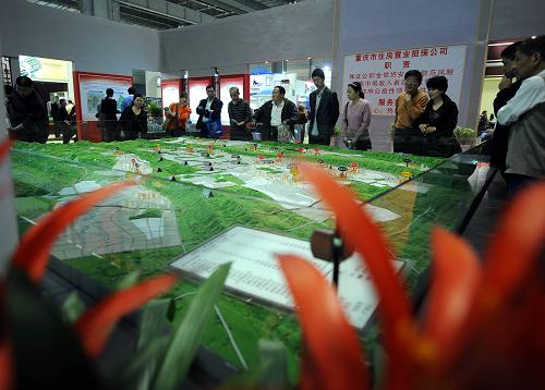 4月22日,市民正在公租房展位前咨詢(xún)。在正在舉行的2011年重慶春季房交會(huì)中,公共租賃房成為熱點(diǎn),引來(lái)了不少市民駐足參觀、咨詢(xún)。據(jù)了解,去年以來(lái),重慶市在主城區(qū)鴛鴦片區(qū)、大竹林片區(qū)、華巖片區(qū)、西永片區(qū)、蔡家片區(qū)、西永微電園、茶園片區(qū)及遠(yuǎn)郊江津、合川、長(zhǎng)壽、璧山等地先后開(kāi)工建設(shè)了1350萬(wàn)平方米的公租房。今年,重慶市將新開(kāi)工建設(shè)1300萬(wàn)平方米公租房。新華社記者 周衡義 攝