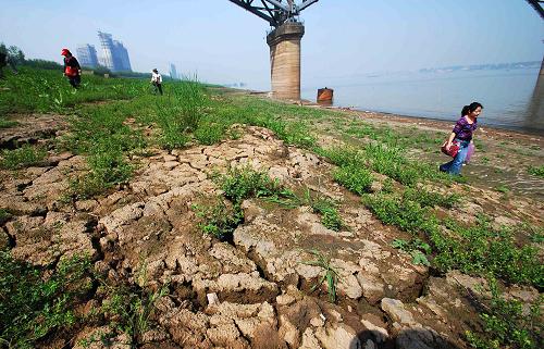 4月25日,在長江江西九江段,市民行走在裸露的江灘上。新華社發(fā)(胡國林 攝)
