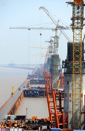 這是正在建設(shè)中的嘉紹跨海大橋(4月26日攝)。新華社記者 徐昱 攝