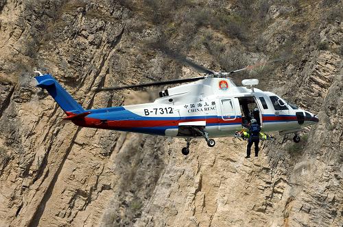 4月28日,駐遼寧大連的交通運(yùn)輸部北海救助飛行隊(duì)B-7312號(hào)救助直升機(jī)在演練現(xiàn)場(chǎng)低空懸停,吊運(yùn)重傷員。B-7312號(hào)救助直升機(jī)是西科斯基S-76C+型海上專用救助直升機(jī),最大飛行速度達(dá)每小時(shí)287公里,一次最多可搭救13人。76C+是S-76系列的最新改型,采用透博梅卡公司的2臺(tái)阿赫耶2S1發(fā)動(dòng)機(jī),兩臺(tái)發(fā)動(dòng)機(jī)可分開工作,從而增加航程。新華社記者 楊光 攝