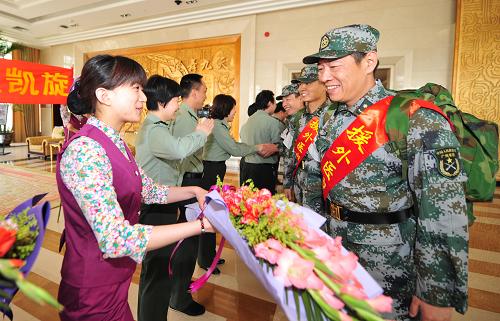 4月28日,載譽(yù)歸來(lái)的軍醫(yī)走出武漢天河機(jī)場(chǎng)。當(dāng)日,由廣州軍區(qū)武漢總醫(yī)院醫(yī)護(hù)人員組成的中國(guó)援助非洲加蓬軍醫(yī)組完成醫(yī)療援助任務(wù)返回武漢。軍醫(yī)組在為期1年的援助中,共救治病患6000多人,指導(dǎo)開(kāi)展新技術(shù)新業(yè)務(wù)10余項(xiàng),填補(bǔ)了當(dāng)?shù)仫B腦創(chuàng)傷手術(shù)、泌尿外科手術(shù)、中醫(yī)康復(fù)治療等多項(xiàng)空白,被當(dāng)?shù)胤Q為“東方的太陽(yáng)”,在當(dāng)?shù)貜V受贊譽(yù)。軍醫(yī)組9名隊(duì)員中有3人被授予“黑豹騎士勛章”,2人被授予“共和國(guó)衛(wèi)隊(duì)答謝勛章”,2人被授予“國(guó)家憲兵榮譽(yù)勛章”,2人被授予“軍隊(duì)答謝勛章”。新華社記者 郝同前 攝