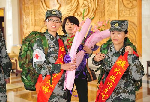 4月28日,載譽(yù)歸來(lái)的軍醫(yī)走出武漢天河機(jī)場(chǎng)。新華社記者 郝同前 攝