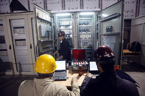 4月28日,技術(shù)人員對三峽地下電站32號機組進行配電調(diào)試。 新華社發(fā)(文振效 攝)