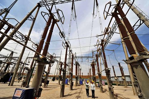 4月27日,寧夏吳忠供電局侯橋變電站值班員在檢查變電設(shè)備運(yùn)行情況。新華社記者 劉泉龍 攝