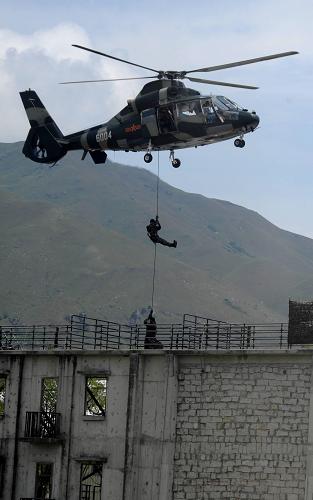 5月2日,在石崗“ 軍營開放日”活動中,特種兵乘直升機進行反恐演練。新華社記者 陳曉偉 攝