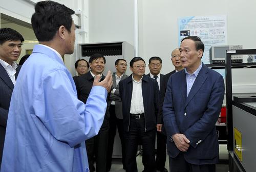 5月20日,中共中央政治局委員、國(guó)務(wù)院副總理王岐山在北京中國(guó)計(jì)量科學(xué)研究院考察工作,看望慰問一線計(jì)量科研人員和干部職工。這是王岐山在強(qiáng)激光計(jì)量實(shí)驗(yàn)室內(nèi)了解設(shè)備工作原理。新華社記者 王曄 攝