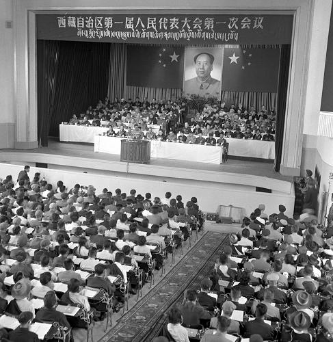 深刻的變革 人民的選擇--西藏政治60年發(fā)生根本性變革綜述 1965年9月1日至9日,西藏自治區(qū)第一屆人民代表大會(huì)在拉薩舉行,西藏自治區(qū)正式成立。這是大會(huì)開(kāi)幕會(huì)場(chǎng)。 目前,西藏民族團(tuán)結(jié)、經(jīng)濟(jì)發(fā)展、民生改善、文化繁榮、社會(huì)穩(wěn)定、人民幸福,正處于歷史上最好的發(fā)展時(shí)期。60年來(lái),從和平解放到民主改革,從自治區(qū)成立到改革開(kāi)放,在祖國(guó)的懷抱中,西藏實(shí)現(xiàn)了從封建農(nóng)奴制到社會(huì)主義制度的歷史性跨越,政治制度的歷史性變革為西藏的發(fā)展進(jìn)步提供了制度保障。 新華社發(fā)(資料照片)