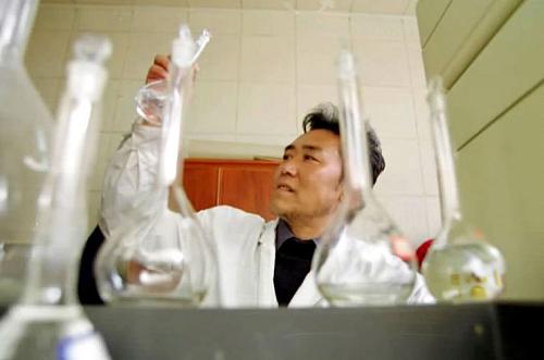 圖為多吉在分析地?zé)崴|(zhì)(資料照片)。多吉,一個(gè)農(nóng)奴的兒子,中國(guó)工程院第一位藏族院士。全靠政府資助,多吉才得以完成從小學(xué)到大專的學(xué)習(xí),走出父輩們從未走出的深山,最后遠(yuǎn)赴意大利和美國(guó)的高等學(xué)府深造,成為國(guó)內(nèi)外知名的地?zé)釋<?,取得了令中?guó)乃至世界同行欽佩不已的輝煌成果。 目前,西藏民族團(tuán)結(jié)、經(jīng)濟(jì)發(fā)展、民生改善、文化繁榮、社會(huì)穩(wěn)定、人民幸福,正處于歷史上最好的發(fā)展時(shí)期。60年來(lái),從和平解放到民主改革,從自治區(qū)成立到改革開(kāi)放,在祖國(guó)的懷抱中,西藏實(shí)現(xiàn)了從封建農(nóng)奴制到社會(huì)主義制度的歷史性跨越,政治制度的歷史性變革為西藏的發(fā)展進(jìn)步提供了制度保障。 新華社記者 覺(jué)果 攝