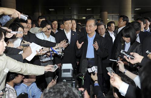 溫家寶慰問日本福島災(zāi)民 5月21日,中國國務(wù)院總理溫家寶在日本福島吾妻綜合運動公園體育館避難所慰問災(zāi)民。這是溫家寶總理在接受媒體采訪。 新華社記者 謝環(huán)馳 攝