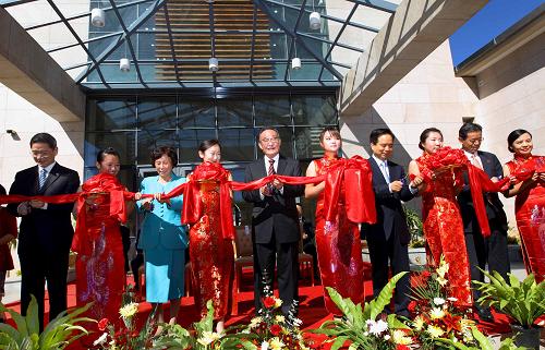 吳邦國出席中國駐納米比亞大使館新館落成典禮 5月21日,正在納米比亞進(jìn)行正式友好訪問的全國人大常委會委員長吳邦國在溫得和克出席中國駐納米比亞大使館新館落成典禮并為中國駐納使館新館落成剪彩。 新華社記者蘭紅光攝