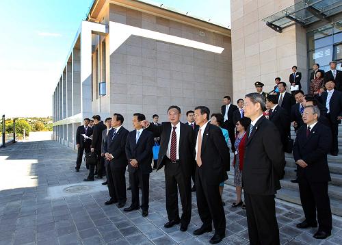 5月21日,正在納米比亞進(jìn)行正式友好訪問的全國人大常委會委員長吳邦國在溫得和克出席中國駐納米比亞大使館新館落成典禮并為中國駐納使館新館落成剪彩。這是吳邦國參觀中國駐納使館新館舍。 新華社記者蘭紅光攝