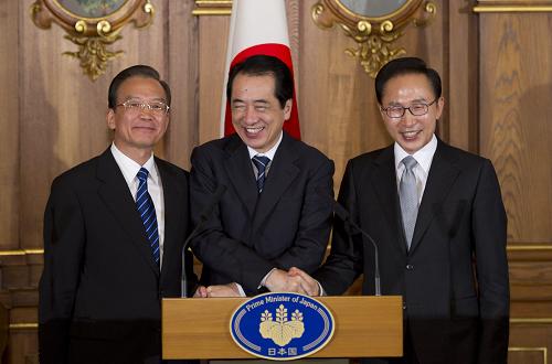5月22日,中國國務(wù)院總理溫家寶、日本首相菅直人和韓國總統(tǒng)李明博在東京共同會(huì)見記者。 新華社記者黃敬文攝