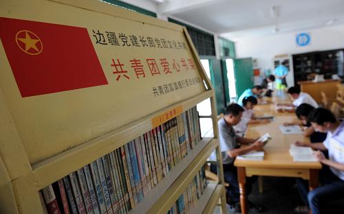 云南瑞麗“國門社區(qū)閱覽室”成為中緬邊民文化交流的窗口 5月27日,邊民群眾在云南省德宏傣族景頗族自治州瑞麗市中緬邊境的姐告圖書閱覽室內看書。 在距云南省德宏傣族景頗族自治州瑞麗市中緬邊境的姐告口岸數(shù)百米處,有一個特別的“國門社區(qū)圖書閱覽室”。該閱覽室擁有用漢文、緬文等語言編寫的圖書刊物近3000冊,自2008年建成至今,已累計接待讀者近2萬人次,其中三分之一的讀者是緬甸邊民及在當?shù)刈錾獾纳倘耍@個閱覽室已成為中緬兩國邊民學習知識、相互交流的重要窗口。 新華社記者 藺以光 攝