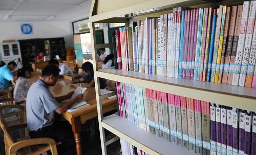 5月27日,邊民群眾在云南省德宏傣族景頗族自治州瑞麗市中緬邊境的姐告圖書閱覽室內看書。 在距云南省德宏傣族景頗族自治州瑞麗市中緬邊境的姐告口岸數(shù)百米處,有一個特別的“國門社區(qū)圖書閱覽室”。該閱覽室擁有用漢文、緬文等語言編寫的圖書刊物近3000冊,自2008年建成至今,已累計接待讀者近2萬人次,其中三分之一的讀者是緬甸邊民及在當?shù)刈錾獾纳倘耍@個閱覽室已成為中緬兩國邊民學習知識、相互交流的重要窗口。 新華社記者 藺以光 攝