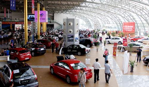 5月28日,津洽會上舉辦的國際貿易投資博覽會汽車展。 當日,天津第十八屆投資貿易洽談會暨第七屆 PECC 國際貿易投資博覽會(簡稱“津洽會”)在天津拉開帷幕。本屆津洽會吸引了200余家境內外大企業(yè),其中包括多家世界500強和行業(yè)龍頭企業(yè)。 新華社記者 劉海峰攝