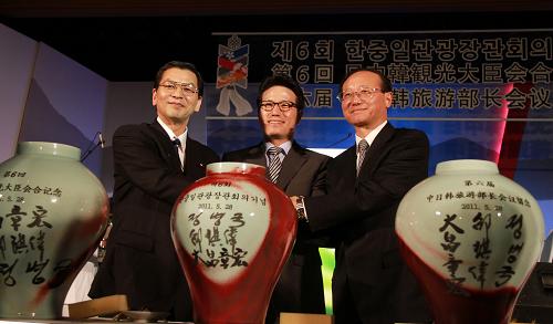 第六屆中日韓旅游部長(zhǎng)會(huì)議在韓召開 5月28日,中國國家旅游局局長(zhǎng)邵琪偉(右)、韓國文化體育觀光部長(zhǎng)官鄭炳國(中)和日本國土交通大臣大畠章宏共同攜手,在代表友誼的瓷瓶上簽下友誼之約。 當(dāng)日,第六屆中日韓旅游部長(zhǎng)會(huì)議在韓國平昌開幕。中國國家旅游局局長(zhǎng)邵琪偉、韓國文化體育觀光部長(zhǎng)官鄭炳國和日本國土交通大臣大畠章宏參加會(huì)議。 新華社記者 何璐璐攝