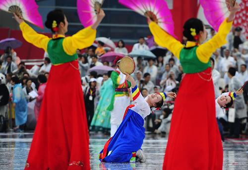 5月29日,成都市國際非物質(zhì)文化遺產(chǎn)博覽園,朝鮮平壤藝術(shù)團演員在表演朝鮮民族歌舞。 當日,第三屆中國成都國際非物質(zhì)文化遺產(chǎn)節(jié)開幕式暨展演活動——天府大巡游在成都市國際非物質(zhì)文化遺產(chǎn)博覽園舉行。天府大巡游由來自世界各地的41支表演隊伍、2000多名演員展演。本屆非遺節(jié)還將舉辦博覽會、國際論壇、梅花獎大賽、古琴藝術(shù)大展、主題分會場活動、閉幕式暨頒獎晚會等7大類286項豐富多彩的文化活動,整個活動將持續(xù)至6月11日。 新華社記者 江宏景 攝