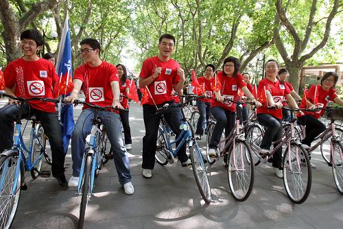 5月29日,復(fù)旦大學(xué)禁煙協(xié)會的志愿者們穿上印有禁煙標(biāo)志的服裝,以低碳騎行的方式宣傳控?zé)熃麩煛?當(dāng)日,上海市舉行迎接世界無煙日主題宣傳活動,全市1600余所中小學(xué)的校長共同承諾打造“無煙校園”,社會各界的禁煙宣傳志愿者也以多種形式宣傳控?zé)熃麩煟I造無煙健康環(huán)境。 今年5月31日是第24個世界無煙日,口號是“煙草致命如水火無情,控?zé)熉募s可挽救生命”。 新華社記者劉穎攝