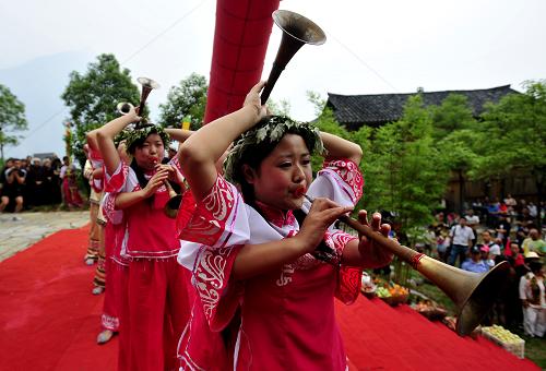 6月5日,演員在湖北省秭歸縣鏈子崖風(fēng)景區(qū)表演獨具秭歸特色的《楊林堂鼓》。 當(dāng)日,在屈原故里——三峽庫區(qū)湖北省秭歸縣,家家戶戶忙著包粽子、掛艾蒿、賽龍舟等,街頭巷尾處處洋溢著濃濃端午情。 新華社發(fā)(鄭家裕 攝)