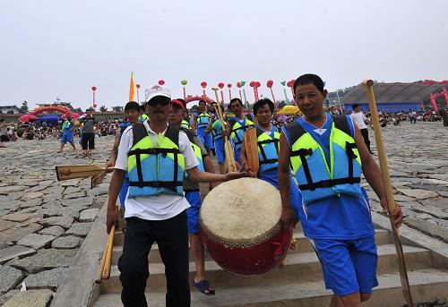 6月5日,在湖北省秭歸縣,龍舟隊員準(zhǔn)備下水劃龍舟。 當(dāng)日,在屈原故里——三峽庫區(qū)湖北省秭歸縣,家家戶戶忙著包粽子、掛艾蒿、賽龍舟等,街頭巷尾處處洋溢著濃濃端午情。 新華社發(fā)(鄭家裕 攝)