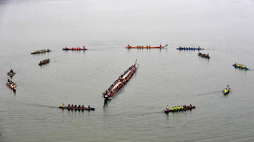 6月5日,在湖北省秭歸縣,龍舟隊下水訓(xùn)練,迎接端午節(jié)。 當(dāng)日,在屈原故里——三峽庫區(qū)湖北省秭歸縣,家家戶戶忙著包粽子、掛艾蒿、賽龍舟等,街頭巷尾處處洋溢著濃濃端午情。 新華社發(fā)(鄭家裕 攝)