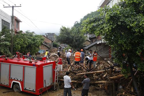 6月6日,救援人員在遭暴雨襲擊的貴州省望謨縣城郊救援。新華社發(fā)(黃世林 攝)