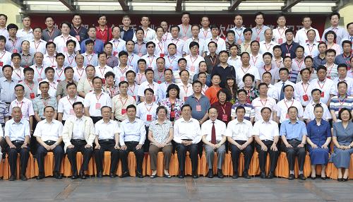 6月7日,中華全國(guó)手工業(yè)合作總社第七次代表大會(huì)在北京召開(kāi)。中共中央政治局委員、國(guó)務(wù)院副總理張德江出席會(huì)議并講話。這是會(huì)議前,張德江同與會(huì)代表合影。新華社記者 王曄 攝