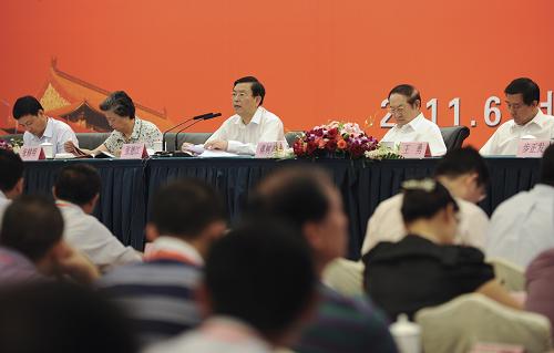 6月7日,中華全國(guó)手工業(yè)合作總社第七次代表大會(huì)在北京召開(kāi)。中共中央政治局委員、國(guó)務(wù)院副總理張德江出席會(huì)議并講話。新華社記者 王曄 攝